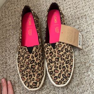 Women’s cheetah print toms